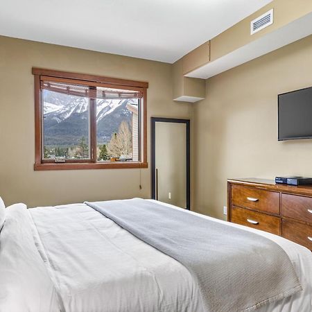 Alluring Mountain View Condo - Right In The Heart Of Downtown - Managed By Little Sister Getaways キャンモア エクステリア 写真